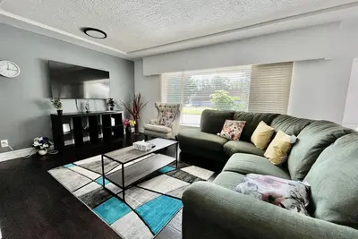 Image de Charming, well lit 3 bedroom 1. 5  bathroom house