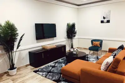 Image de Modern and Spacious 2 Bdrm Serviced Apt w/ Patio - Approx. 15 mins from Airport