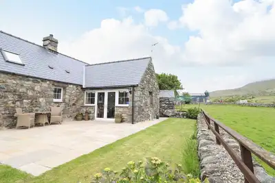 Caerffynon Bach, romantic, with a garden in Dyffryn Ardudwy