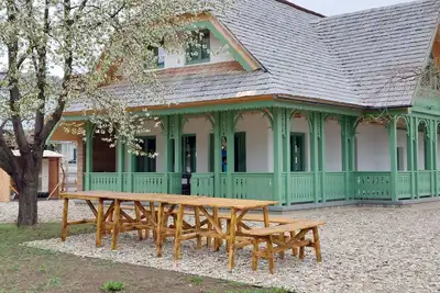 Image de Traditional Romanian cottage w/firepit, huge garden