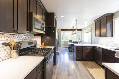 Image de Bright, beautifully updated private unit in the Linda VIsta neighborhood -  Mountain Views!