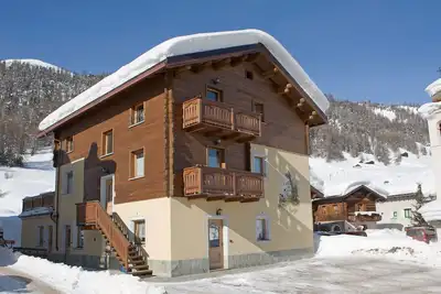 Image de Appartement Canton Baita Aris avec vue sur les montagnes, jardin partagé & Wi-Fi