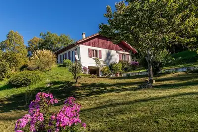 Image de Villa de vacances \"Maison dans un parc de verdure\" avec vue sur les montagnes, Wi-Fi et terrasse.