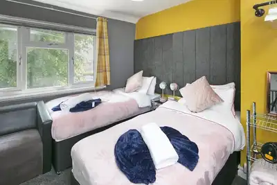 Image de Aquatics Centre | 3 Bedrooms | Parking