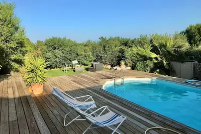 Image de Small natural nest open to the outside in the Mediterranean