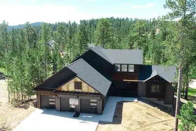 Image de Unique 3800+ Sq. Ft. Lodge w/ Game Room, Open Plan, Hot Tub, and Clubhouse!