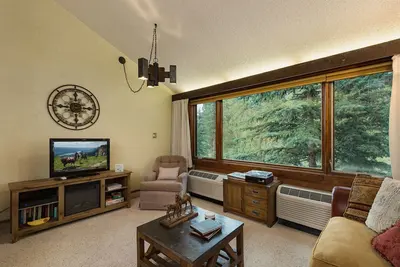 Image de The Evergreen (#332) |10 min to Ski - A/C - Golf - Shared Pool & Hot Tub