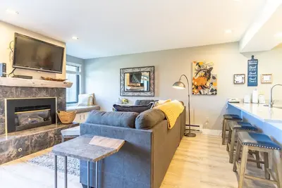 Image de Updated Condo with Private Patio Looking Out to Pool in Lakeside Village!