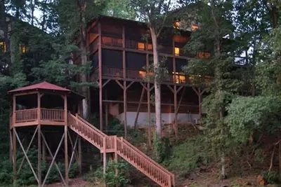 Image de Helen River Haus - 4 Br Riverfront Cabin with Hot Tub, Pool Table in Helen Ga