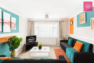 Image de By Nec, Jhs2 & Jlr- 2 Bedrooms, 3 Beds & WIFi - Available Now!