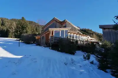 Image de Cozy vacation home with wood-burning stove and sauna - right on the ski slope