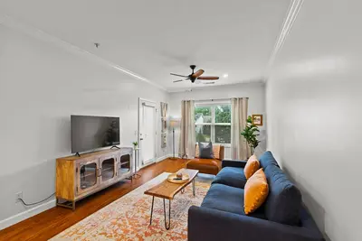 Image de Beautiful Apartment Steps from Downtown Auburn - Pool!