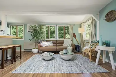 Image de Cozy cottage with private Hot Tub, lake access, Gunstock mountain & fire pit