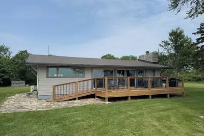 Image de Due South - Lakefront cedar cottage w/firepit, deck, Wifi (Pet-Friendly! )