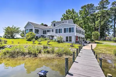 Image de Idyllic Waterfront Home w/ Game Room & Dock