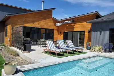 Image de Modern Oasis with pool, close to downtown and airport