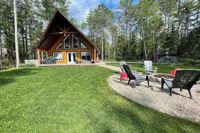 Image de The Chutes Chalet- 4 Season River Front with Hot Tub!