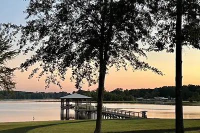 Image de Super clean Waterfront home with private boat launch and fishing pier on site.