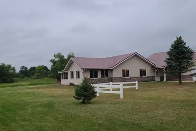 Image de Cheerful 3-bedroom, 6 acre home with lake access!