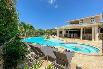 Image de 6bd villa private pool/cable Tv/WiFi, free shuttle bus, mini-golf, waterpark!