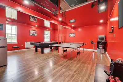 Image de Huge screened porch/ Jacuzzi / Game room/ Trampoline/ Fire pit /  Lake access