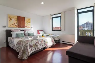 Image de Cozy House w Balcony by HostWise