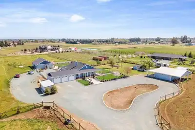 Image de Pristine Farmhouse in the Heart of Lodi Wine Country