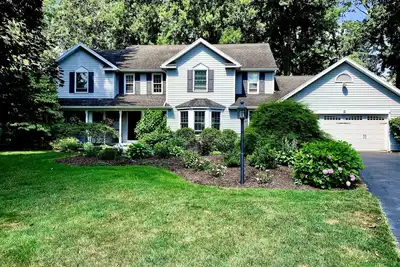 Image de Charming, comfortable and spacious Pittsford home on a pond.