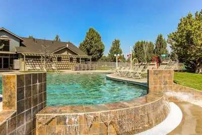 Image de Spacious home with private deck, shared pool, and many resort amenities