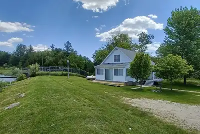 Image de Both Lake and River frontage! Great fishing!