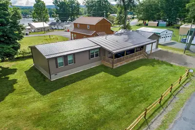 Image de Bring your boat, this home offers a dock to tie up to and 10 feet of lakefront.
