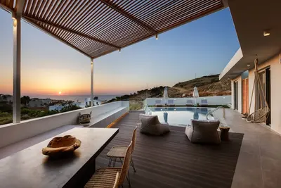 Luxury Villas with private pool, 2 min from the beach!