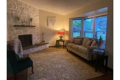 Image de Beautifully furnished home in quiet neighborhood