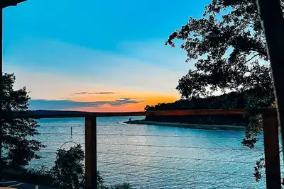 Image de Lake Front House w/beach access, Pool Table, Arcades, Kayaks & Bunk Room