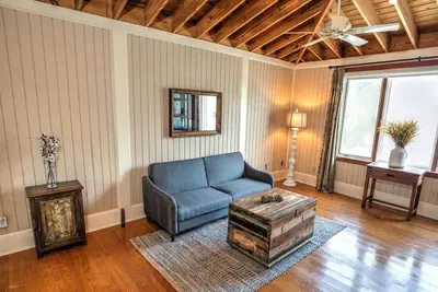 Image de Spacious upstairs private suite in a historic gulf front Biloxi home