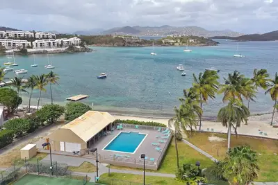 Image de Cozy 2 bedroom 2 bath condo looking over the harbor of Cowpet - 5 min to beach! !