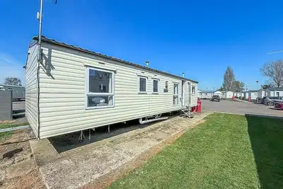 Image de 10 berth caravan for hire at Seawick Holiday Park in Essex ref 27102sw