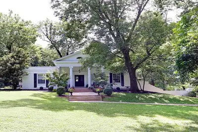 Image de This house is a 5 bedroom(s), 4. 5 bathrooms, located in Lexington, Ky.