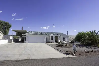 Image de Alibi Getaway, sparkling pool & shuffleboard table