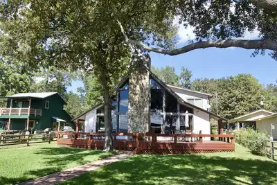 Image de Sleeps 12, 4br, Lakefront, firepit, boat lift, fish station, & panoramic views