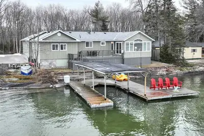 Image de Magnificent Lakefront Modern Cottage