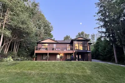 Image de Lakewood Haven is a charming 4-bedroom cottage nestled in by the waterfront.