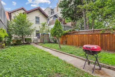 Lovely 3-bedroom rental with backyard
