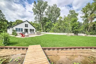 Image de Newly Built Gilletts Lake Gem: Dock & Hot Tub