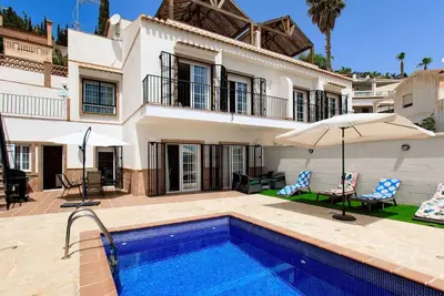 Image de Belle maison de vacances avec piscine privée, climatisation, Wifi, Tv, terrasse et parking