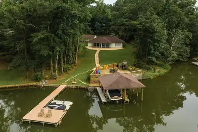 Image de Abigail's Lake Haven by Big Fish Real Estate Group at Lake Martin
