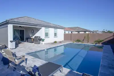 Image de 4br Home Near State Farm Stadium with Pool & Patio