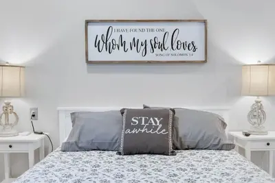 Image de Barnwood Suite · Romantic getaway on Main Street - Barnwood Suite