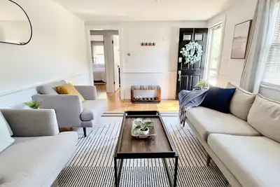 Image de Newly renovated home near beaches with fire pit, Ac, electric vehicle charging