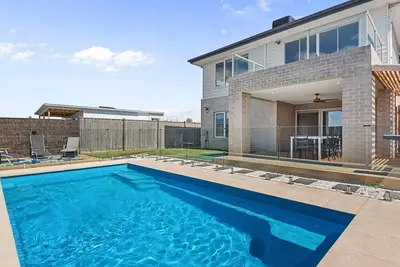 Image de Views On The Hill - Luxurious escape with a heated swimming pool, and stunning views.
